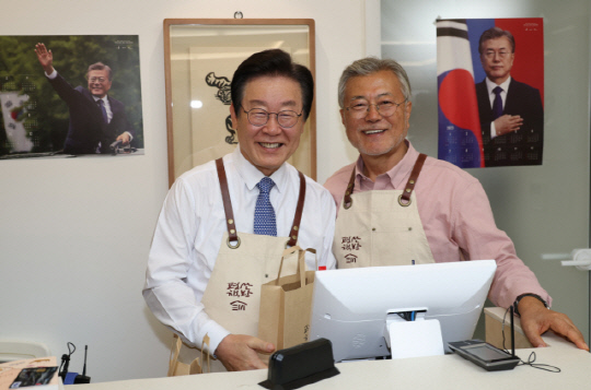 이재명 더불어민주당 대표가 10일 오후 경상남도 양산시 하북면 평산책방에서 책을 구매한 후 문재인 전 대통령과 기념 촬영을 하고 있다. <연합뉴스>
